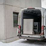 Furgone per traslochi pronto al carico