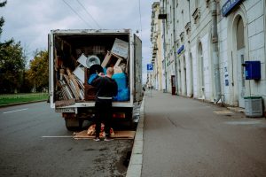 Sgombero: furgone carico di mobili e oggetti