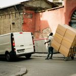 Trasloco con furgone e scatoloni