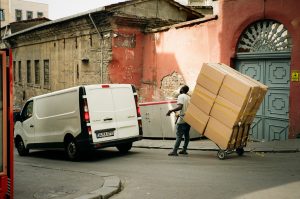 Trasloco con furgone e scatoloni